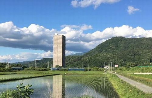 【画像】「山形の田んぼの中にあるタワマン、こんな所に誰が住むの？」　→　実は意外すぎる◯◯◯のメリットがあったと判明！そうだったのかｗｗｗ