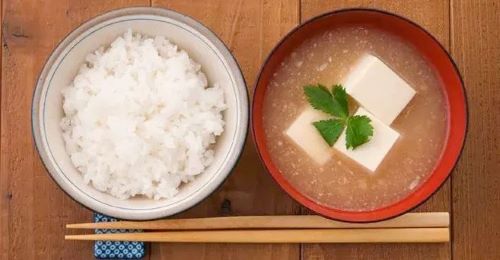X民「日本食、味噌汁の存在が自炊の足を引っ張ってる。味噌汁を戦力外にしていけ」→大論争に