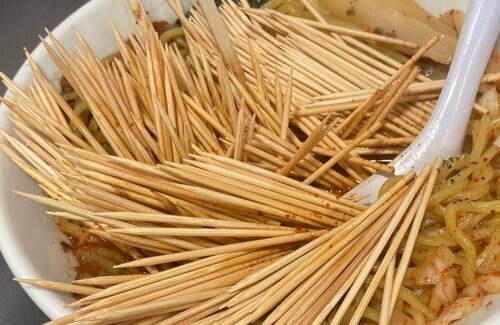 【無敵の人】ラーメンに爪楊枝500本ぶちまけ話題になった迷惑客、その後とんでもないことになっていた・・・
