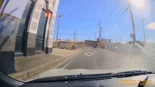 男性さん、一時停止無視で左折してきた車に追突してしまいドラレコを公開→同情されるかと思いきや◯◯を指摘されめちゃくちゃ叩かれてしまう・・・