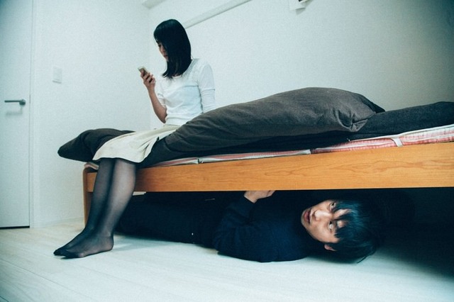 【リアル都市伝説】無施錠の玄関から女性の部屋に侵入し、ベッドの下に隠れた24歳男性が逮捕される 「男がベッドの下にいる！」