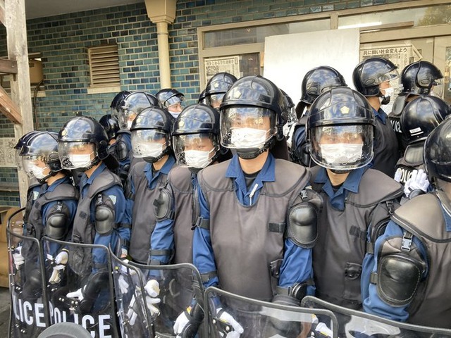【画像】京都大学熊野寮を広島県警など捜索 →寮生たち落ち着きすぎ！「炒めものするか」「目覚ましが機動隊」