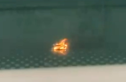 【大迷惑】池袋駅に停車していたJR山手線車内で男性のモバイルバッテリーが発火 → 「熱い」と言いながら床に投げ捨てそのまま立ち去る