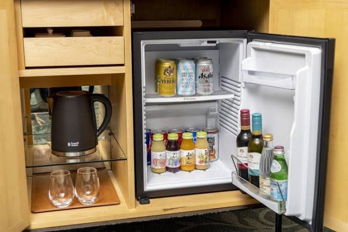 お高めのホテルに泊まった人「冷蔵庫にたくさん飲み物ある！全部飲んでいいんだよね！？」 → チェックアウト時にヤバイことを言われて終わる・・・