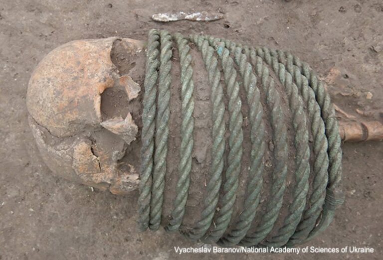 首と腕に縄のリングが巻かれた千年前の遺骨がウクライナで発見される