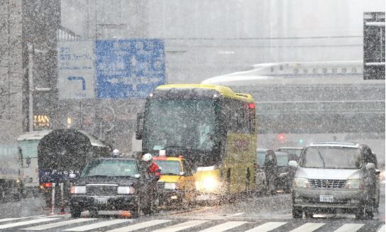 メディア＆地方民「今回の雪で240人も足を滑らせてケガしたって！首都圏はなんて雪に脆弱なの！」