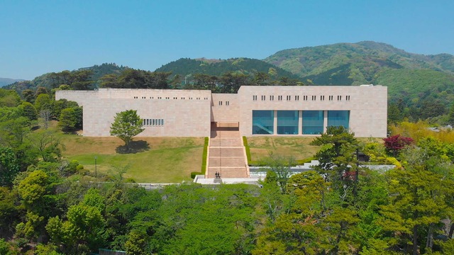 【画像】MOA美術館がほぼ反射しない謎技術ガラスを実装した結果、みーーーんなガラスにぶつかってしまうｗｗｗｗ