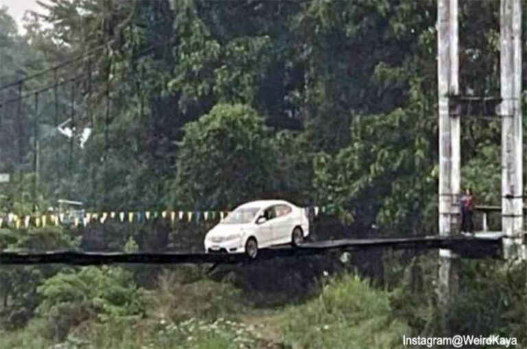 渡る前に気が付いてほしかった。GPSを頼りに運転していたら細い橋の上で立ち往生