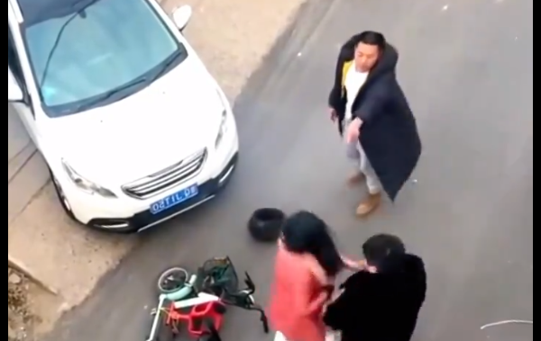 【動画】中国で起きた事故？現場で、男女が言い争い → 意味不明過ぎる展開になってしまう…