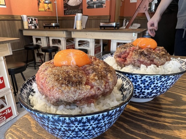 【画像】レアハンバーグ丼・ユッケ丼、大ブーム到来してしまう🤓