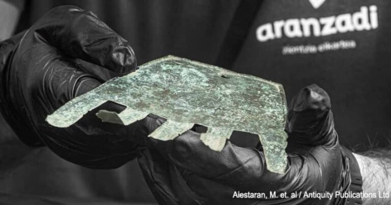 珍しい古代文字が刻まれた「青銅製の手」が歴史の謎を解き明かす