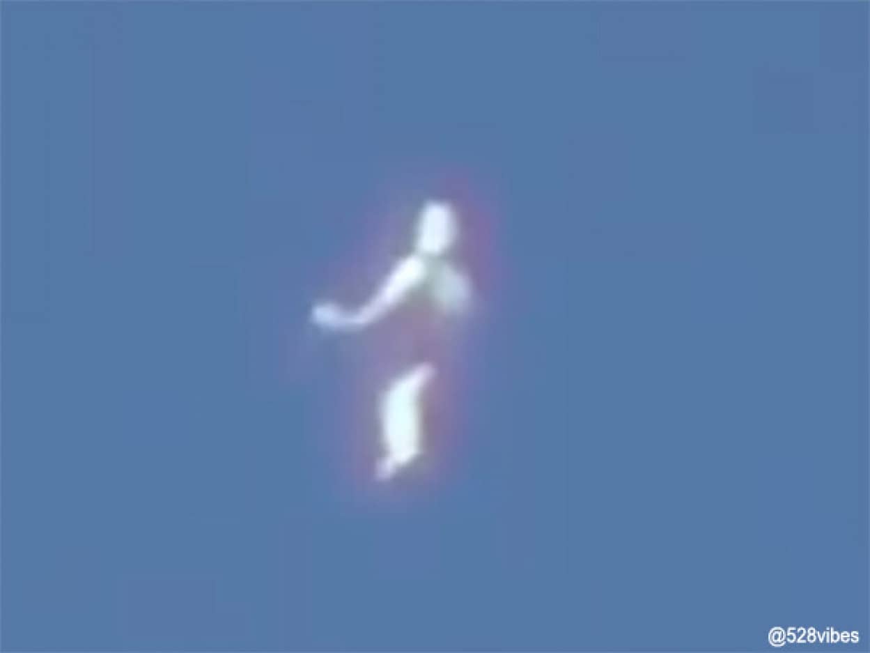 ヒトガタの白い物体がカリフォルニアの上空に出没、変形回転しているところを目撃される