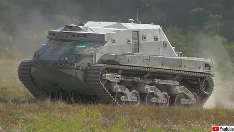 緑色に光るライトが目に見えて親しみがわいてくる、DARPAの自律走行の新型戦車