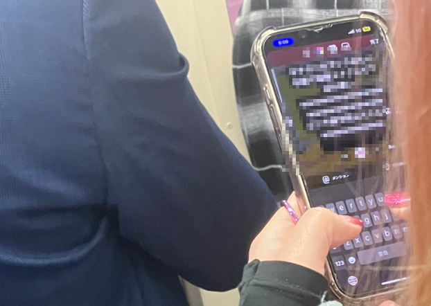 満員電車に乗ってる女性「近くの女性がスマホで何か打ち込んでる！ちょっと覗いちゃおｗ」 → ヤバすぎることが書かれてて泣く・・・