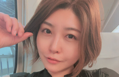 【悲報】セクシー女優・赤井美希さんが謝罪してSNS休止へ「帰りの新幹線、グリーン車で豚まんを食べた。周りに配慮出来ていない恥ずべき行為だった」