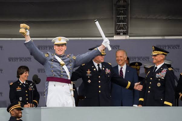 米軍士官学校の「最下位を卒業式で盛大に祝う風習」が素晴らしい！！ 確かに頑張ったよなぁ……