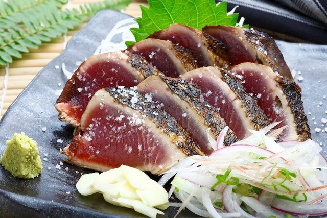 高知のカツオのタタキが分厚くて美味しそう