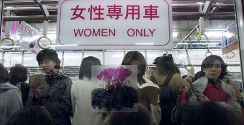 女性専用車両に乗っていた高身長女性アイドル、最悪なことを言われてしまう・・・