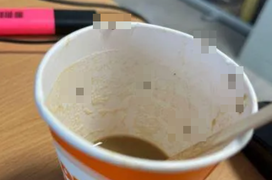 自販機でコーヒーを購入した女性「なんか味がおかしい」 → 容器の中から・・・ うわぁあああああああ