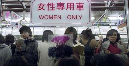 女性専用車両についてアンケートを実施→「女性専用車両を増やしてほしい」という回答が『7割』を超える結果に