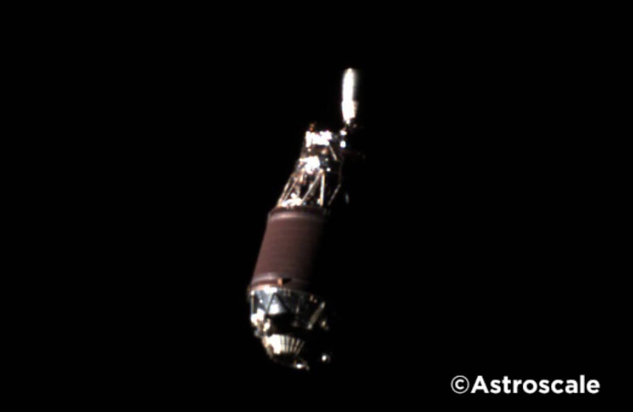 宇宙ゴミの掃除に挑戦する日本の企業、対象のロケット部品の近距離撮影に成功