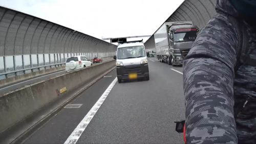 煽られたと主張してドラレコの映像を晒したイキりライダー、ネット民に真実を暴かれるｗｗｗｗｗ
