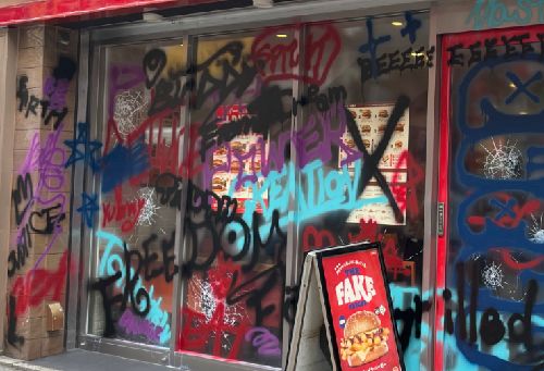 渋谷バーガーキングが落書きまみれになり騒然！やべえだろと思って本部に確認してみた結果…