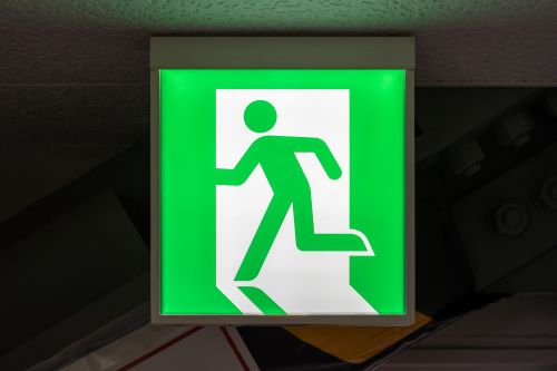 非常口のマーク、よく見ると実は2種類あるらしい・・・みんなこれ知ってた？