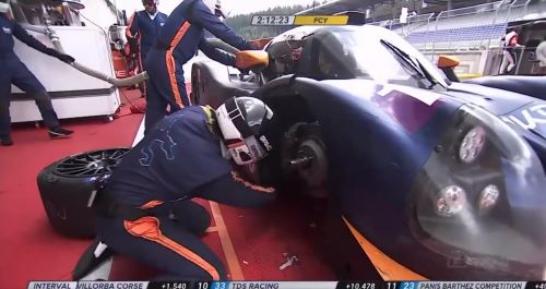 カーレースのタイヤ交換中にハプニング！→メカニックさんの反応が面白すぎるｗｗｗｗｗｗ