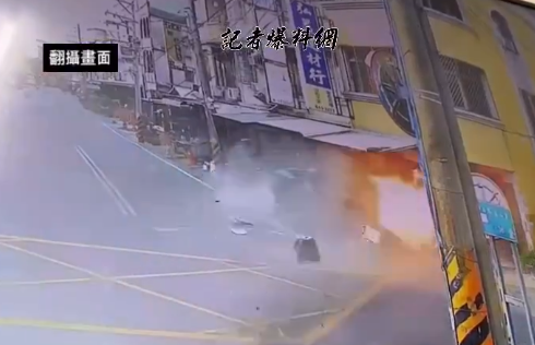 【動画】台湾で猛スピードの車が店に突っ込む事故が発生 → 中から裸の人が出てきたんだがｗｗｗｗ どういう状況だよこれｗｗｗｗｗｗｗｗ