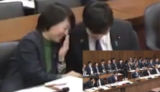 【動画】議員さん、国会内でイチャつきだしてしまう・・・
