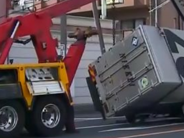 交差点で左折しようとしたトラックが横転し、対向車線の乗用車が下敷きに　よく見ると下敷きになった車はレアなやつで高いやつだった…