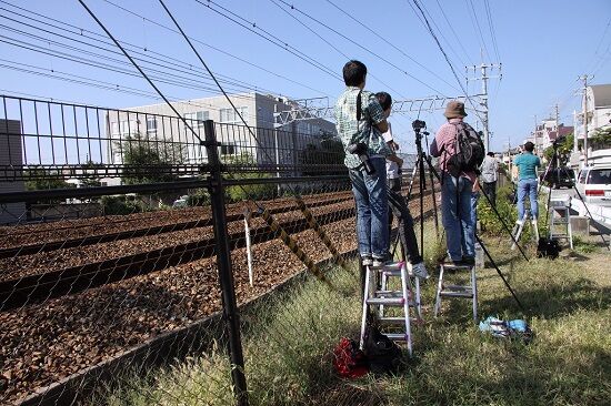 撮り鉄「三脚よし、カメラよし。ふぅ・・・電車来るまで飲み物でも買いに行くか」→取り返しのつかないことになる・・・