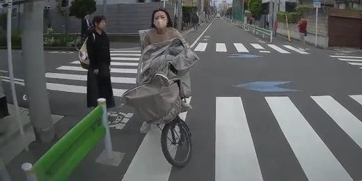 【動画】自転車で逆走して車と衝突しそうになった子持ち主婦さん、次の瞬間の行動がヤバすぎる・・・