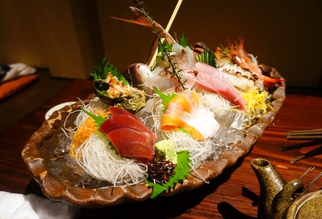 マタニティ旅行しに来た妊婦さん、旅館に料理変更をお願いしたら『刺し身盛り合わせ』が全て『刺し身こんにゃく』になり、ブチギレ → この事をポストした結果、議論に