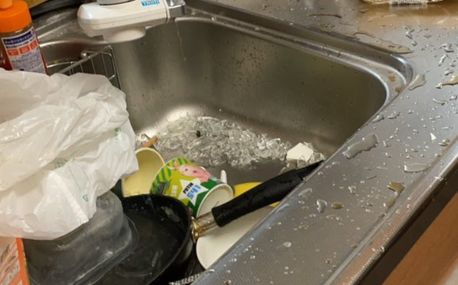 女子高生「親に帰ってこなくていいって言われた。ママ精神死んでて家が破壊されてる」ﾊﾟｼｬｯ → 投稿された画像がヤバすぎる・・・