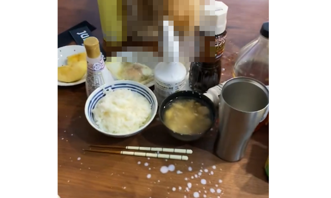「朝からなんかぴちゃぴちゃ音がする。なんだろ？」 → 恐る恐るリビングに確認に行くと・・・ うわぁあああああああ