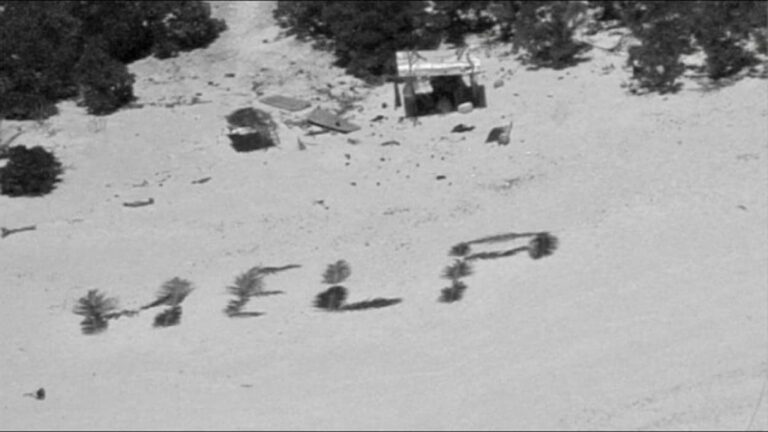 ヤシの葉の「HELP」の文字がきっかけで孤島に取り残された3人の釣り人が救助される