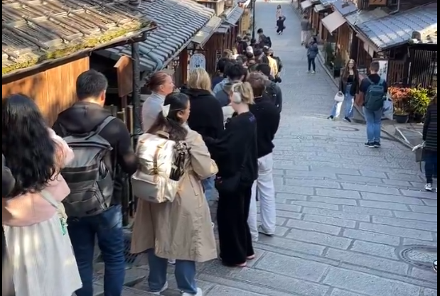 「外国人溢れる京都で、開店前から大行列のお店がこちら！」→まさかすぎる店舗で「京都まで来てここ？」など物議を醸す・・・