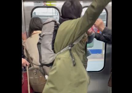【動画】電車内で青年vs老害のガチバトルが勃発…「クソじじい！」「触るな！」
