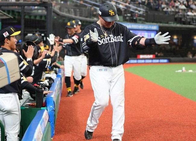 【草】西部ファンから大ブーイングを浴びた山川選手、パリーグ史上初の2打席連続満塁ホームランを放ち黙らせるｗｗｗｗｗ