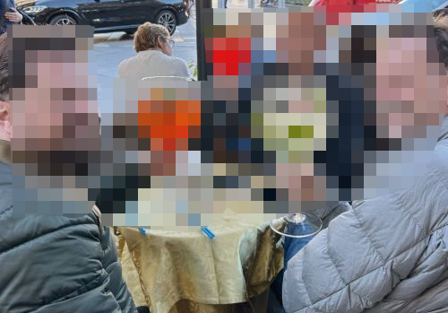 【画像】女性「ミラノ着いた！」ﾊﾟｼｬｯ→おっさん達「ヘイ姉ちゃん、撮るなら俺らにしな！今最高に愉快なんだ！！」マジで愉快すぎると話題にｗｗｗｗｗ