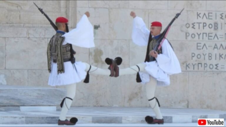 見ているだけで足がつりそうになる、ギリシャの衛兵交代式がすごい！