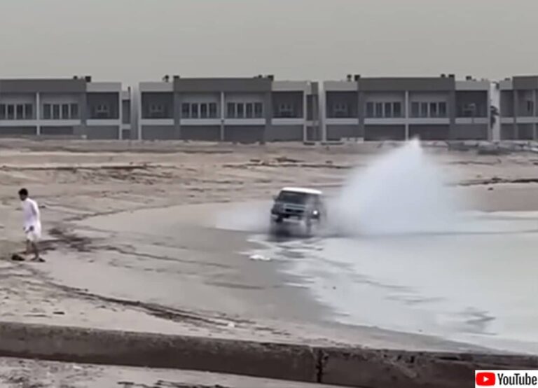 トヨタのFJクルーザーで浜辺の水際ギリギリを攻めた男性、転倒して体が宙に投げ出される
