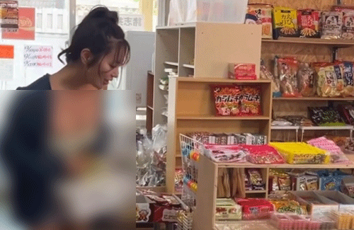 声優・井口裕香さんがセクシーすぎる恰好で駄菓子屋に行く動画を公開！！ こぼれ落ちそうなんだが・・・