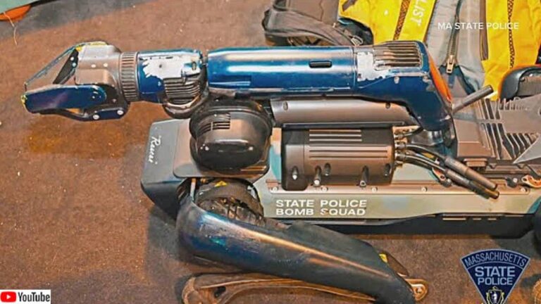 犬型ロボットも忠犬だった。警察官を守り銃で撃たれ意識不明に
