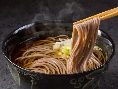 このタイプの立ち食い蕎麦、保健所が許可を出さなくなっているらしい・・・
