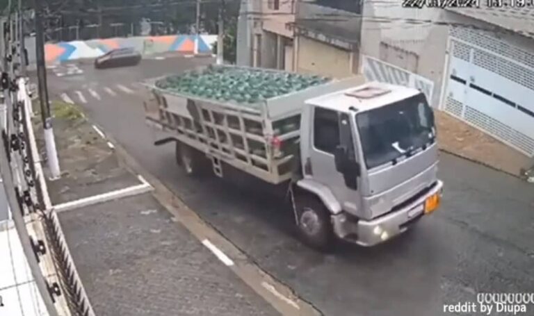 後続車の危機管理能力がすごい！トラックから大量のガスボンベが転げ落ちる事故