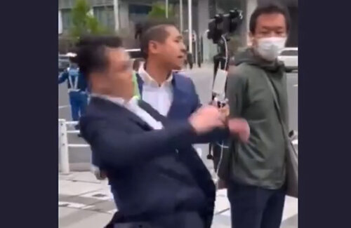 【選挙妨害】乙武洋匡氏陣営の大田区議、つばさの党・根本良輔氏に引き倒される → 長文言い訳「全く故意ではない」「大げさに転んだだけの茶番劇」