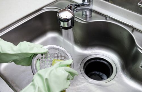 「キッチンの排水溝から嫌な臭いがする人、これマジで試して！」　→　ある条件でお湯を流すと驚くほど効果抜群で無臭になった話